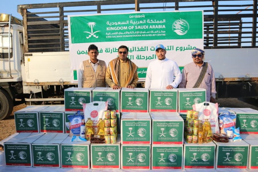مركز الملك سلمان للإغاثة يدشن توزيع المساعدات الغذائية الطارئة بمحافظة سقطرى