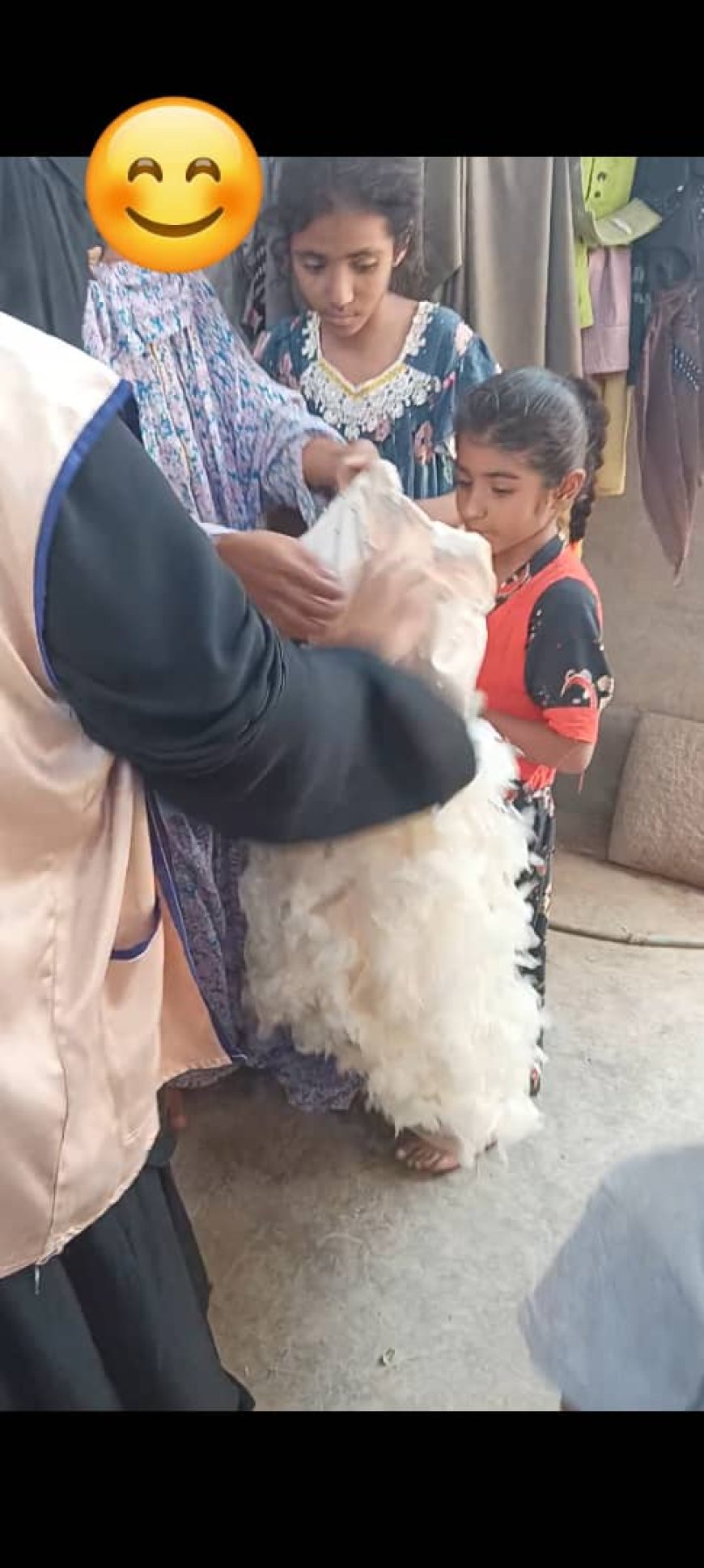 مؤسسة الوردة البيضاء تدشن مبادرة توزيع كسوة العيد بمنطقة المراقد بزنجبار