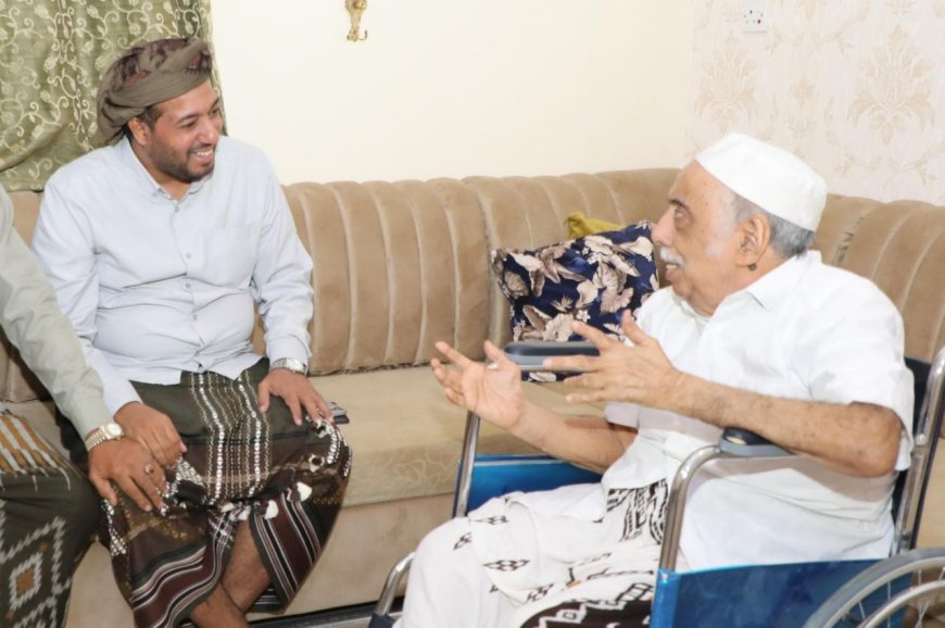 ​نائب رئيس مؤتمر حضرموت الجامع يزور الإذاعي المخضرم والفنان المسرحي كمال سالم الحامد