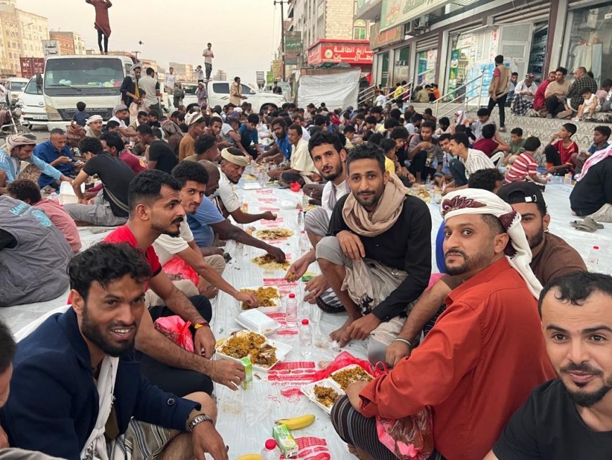 أبناء منطقة اللحوم بمديرية دار سعد يقيمون إفطاراً جماعياً للمرة الثانية خلال شهر رمضان المبارك