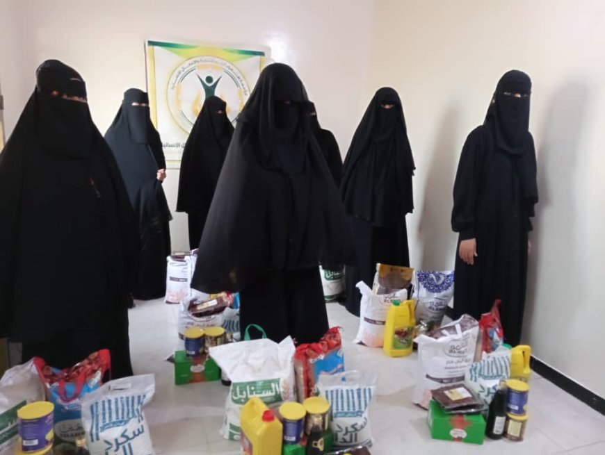 مؤسسة سفراء الخير للتنمية والأعمال الإنسانية توزّع سلال غذائية وتمور للأسر المتعففة بأبين