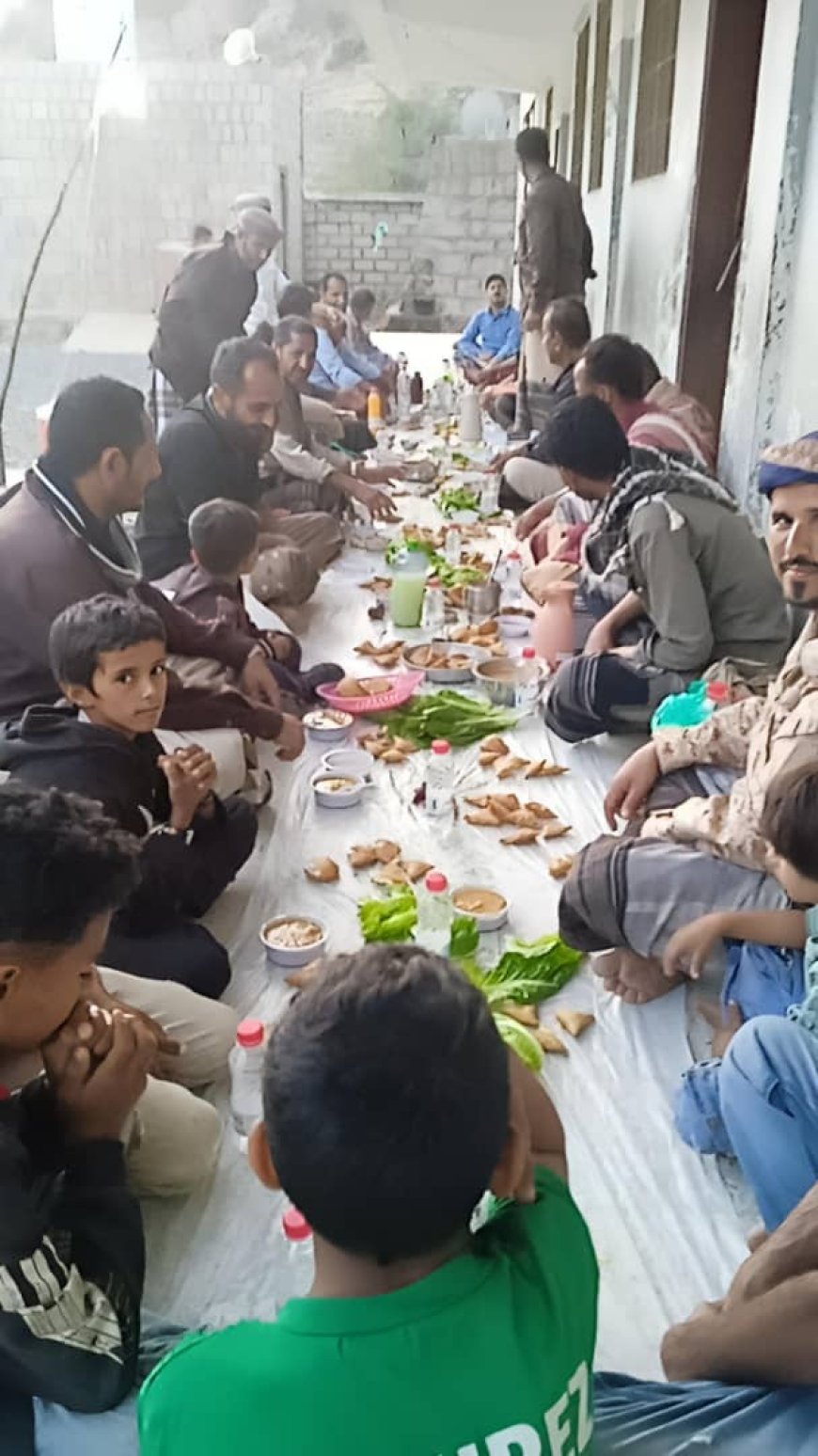 بحضور المستشار عوض عاطف.. أسرة مدرسة الفقيد محمد زين بيافع سرار تقيم مأدبة إفطار جماعي