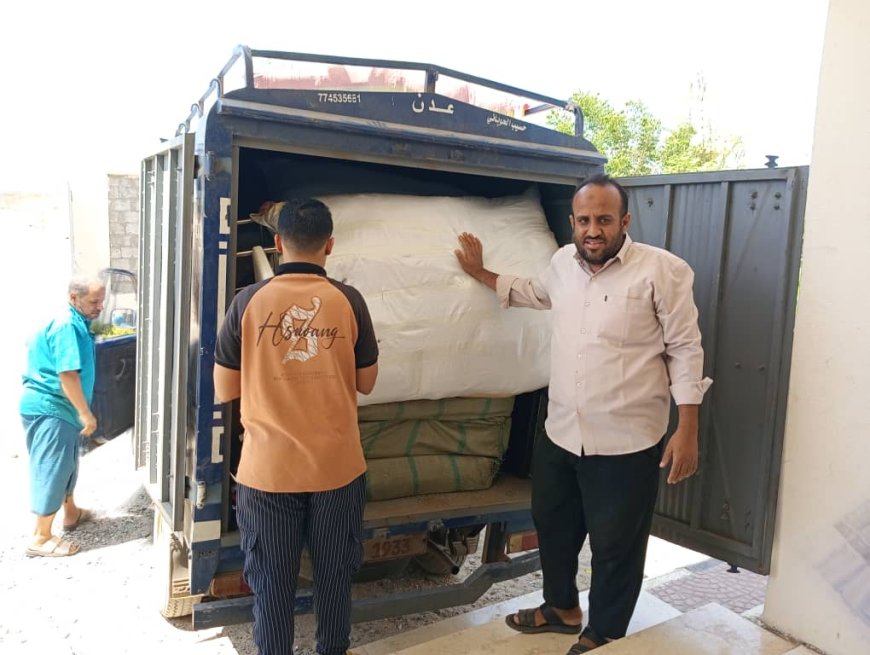 مدير المركز الصحي بقرية البيطرة يتسلم دفعة تجهيزات طبية ومخبرية حديثة مقدمة من منظمة "كير"