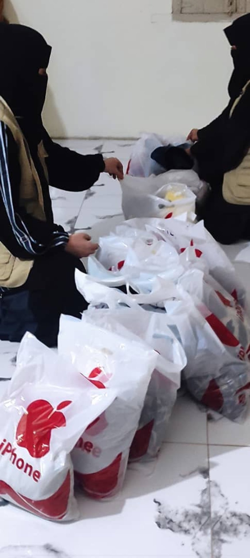 بدعم من اتحاد الجمعيات والمؤسسات بعدن.. جمعية الخير النسوية بمودية توزّع كسوة العيد على الأيتام والأسر الأشد فقراً