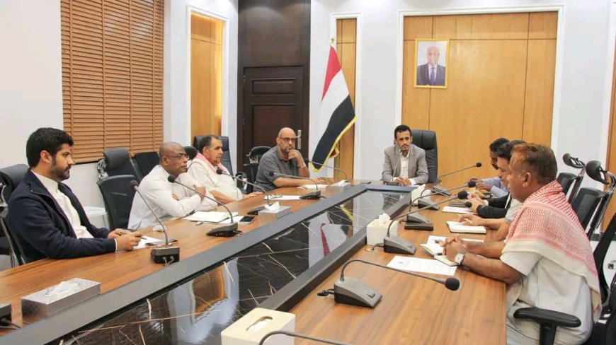 ناقش تعزيز المخزون الاستراتيجي ومتابعة الواردات ومراقبة الأسواق.. وكيل حضرموت الجيلاني يرأس الاجتماع الأول للجنة مراجعة وتقييم الوضع التمويني والخدمي بالمحافظة