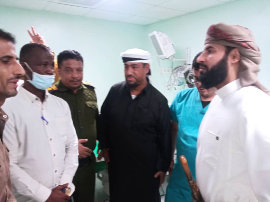 محافظ أبين يقدم تهنئة عيد الفطر للمرضى والكادر الطبي بمستشفى الرازي بجعار