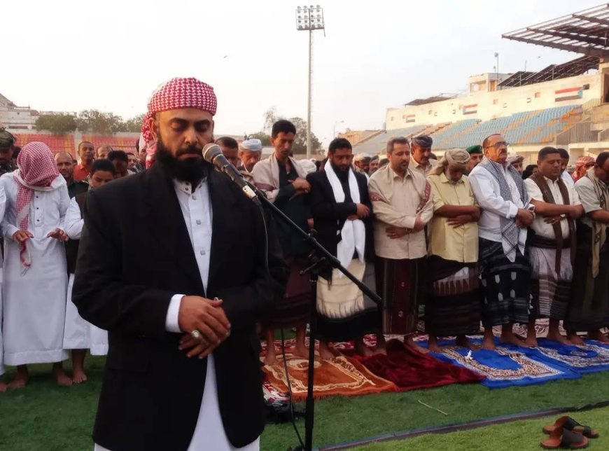 محافظ لحج يؤدي صلاة عيد الفطر مع جموع المصلين ويزور المرضى في مستشفى ابن خلدون