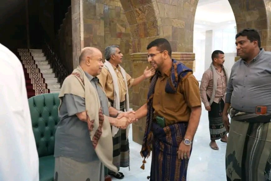 عضو مجلس القيادة الرئاسي محافظ حضرموت يؤدي صلاة العيد ويستقبل جموع المهنئين