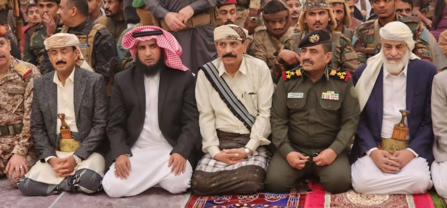 محافظ شبوة يؤدي صلاة عيد الفطر مع جموع المواطنين في مدينة عتق