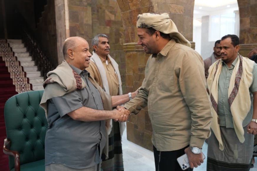 بحضور عضو مجلس القيادة الرئاسي محافظ حضرموت.. الشيخ العكبري يؤدي صلاة عيد الفطر المبارك في المكلا