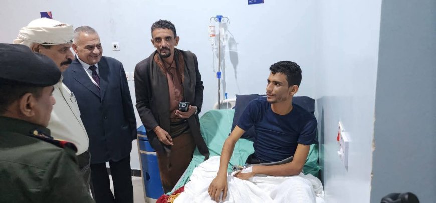 وكيل محافظة شبوة وقائد محور عتق ومدير عام الشرطة يقومون بزيارة عيدية للمرضى بمستشفى الهيئة