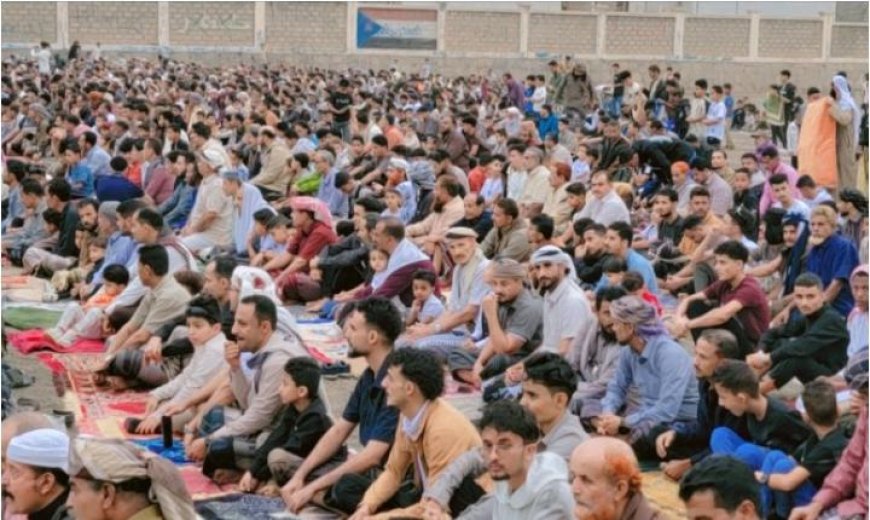 مدير عام حالمين يؤدي صلاة عيد الفطر المبارك مع المواطنين في ملعب الشهداء