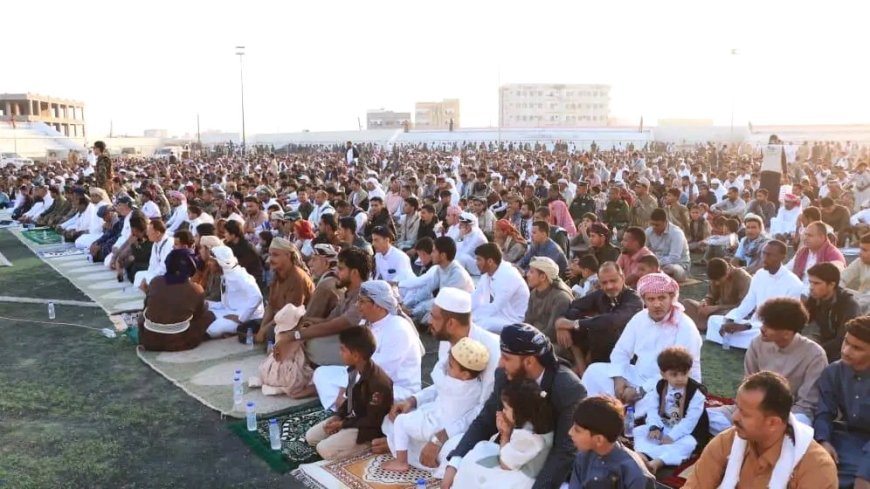 كلشات والجعفري يؤديان صلاة عيد الفطر بمدينة الغيضة ويؤكدان على تعزيز الأمن والاستقرار