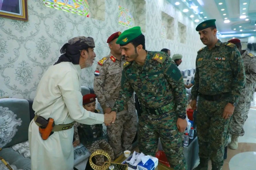 محافظ المهرة "بن ياسر" يستقبل جموع المهنئين بعيد الفطر في ديوان المجمع الحكومي