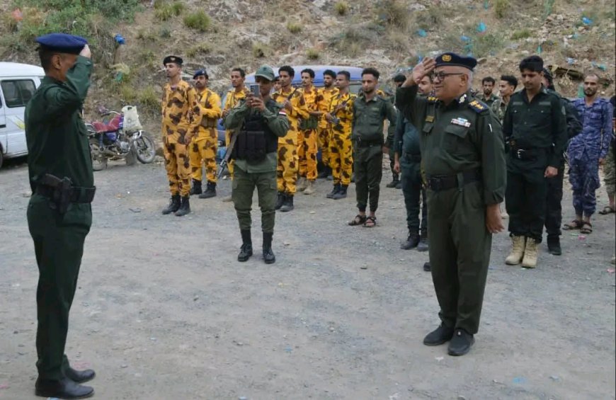 قيادة شرطة تعز تنفذ زيارات عيدية ميدانية لتعزيز الجاهزية وتكريم جهود منتسبي الأمن