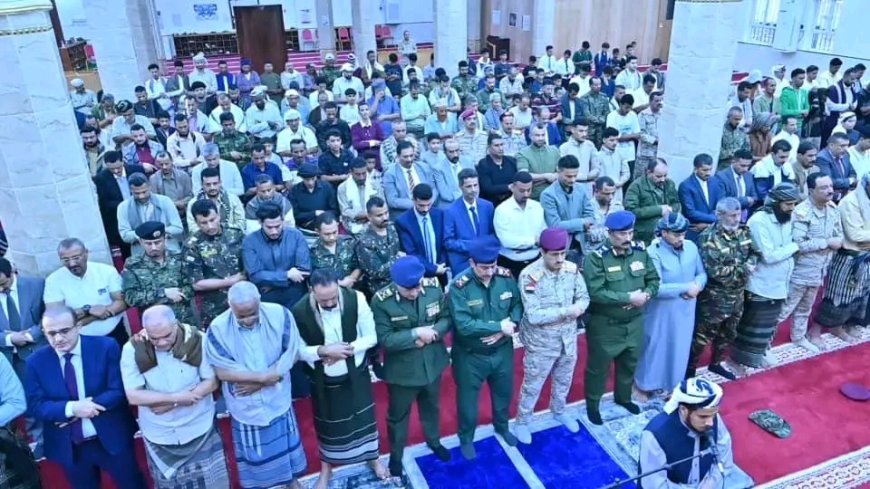وزير الدفاع يؤدي صلاة العيد مع عدد من الوزراء والمسؤولين في العاصمة عدن