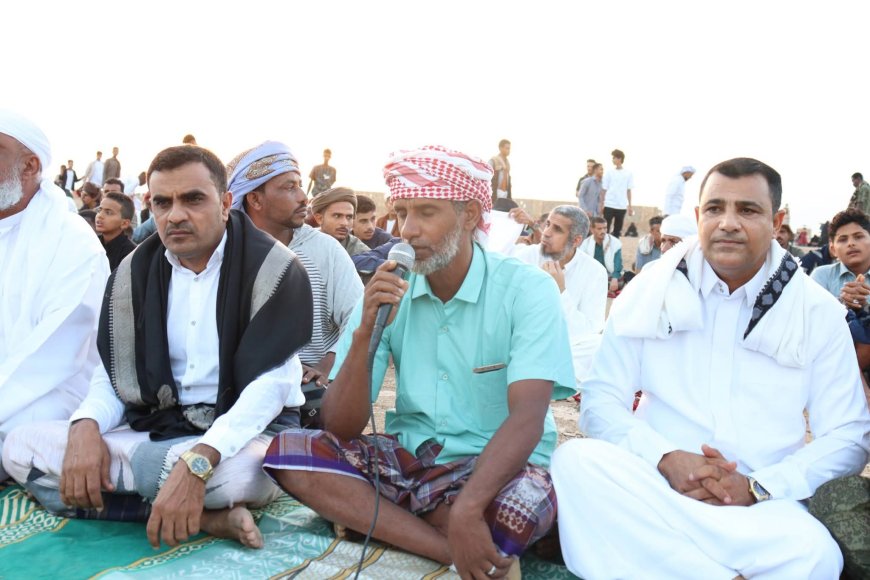 القائم بأعمال محافظ أرخبيل سقطرى يؤدي صلاة العيد ويطمئن على المرضى في المستشفى