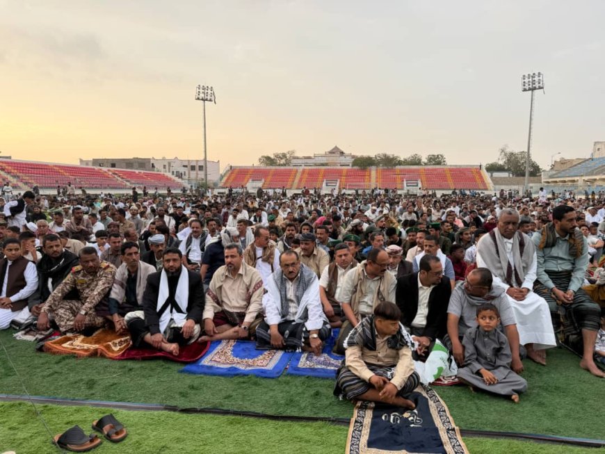 محافظ لحج الحالمي يؤدي صلاة العيد بالعاصمة الحوطة ويزور مستشفى ابن خلدون