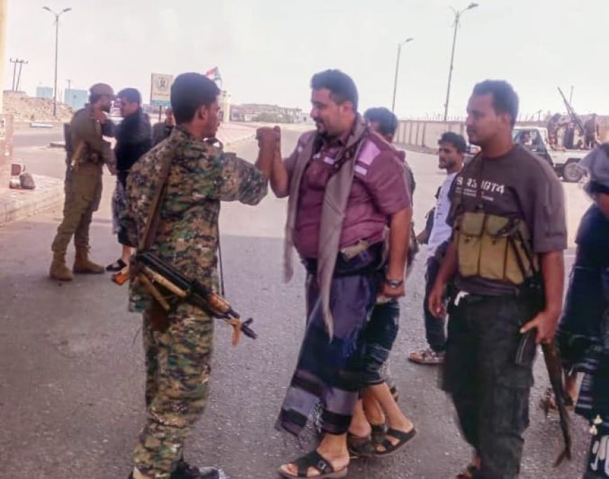 العميد ناجي اليهري يتفقد المنافذ البرية للعاصمة عدن ويهنئ الجنود بمناسبة عيد الفطر