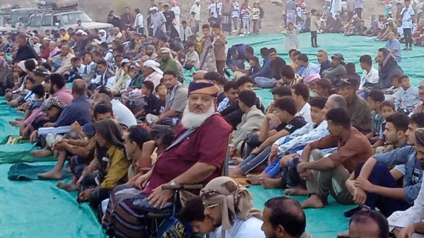 أمين عام محلي سرار يافع يؤدّي صلاة عيد الفطر مع جموع المصلين بعاصمة المديرية