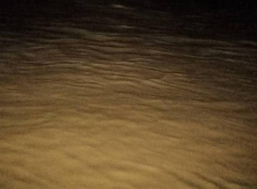 سيول مفاجئة تقطع الطريق الدولي في وادي أحور وتوقف حركة المركبات