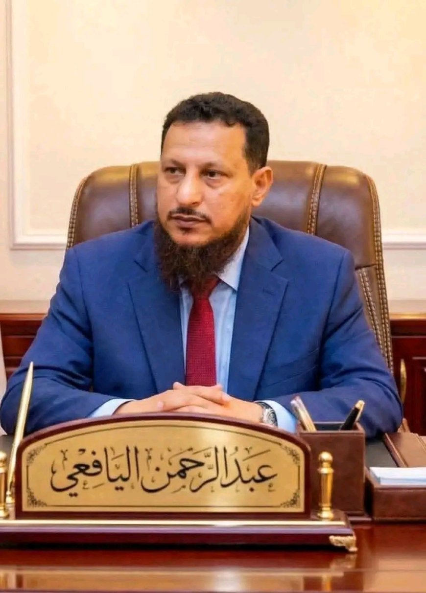 المحافظ عبدالرحمن شيخ يحث الفرق الميدانية على رفع وتيرة العمل لرفع المخلفات وتصريف المياه وإجراء عملية الرش الضبابي