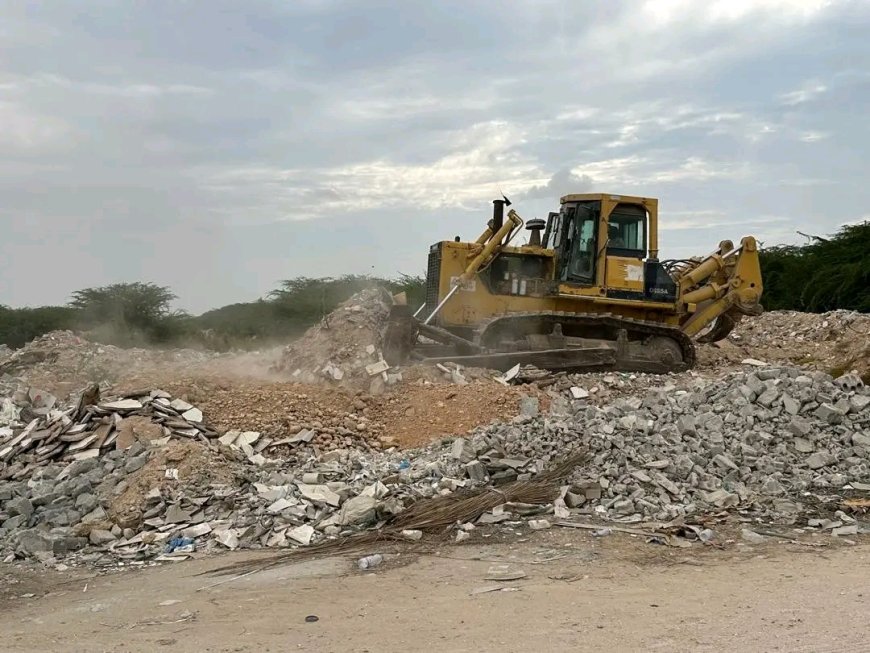 بتوجيهات المحافظ.. بدء إزالة مخلفات السيول من مخارج الجسور بالمهرة