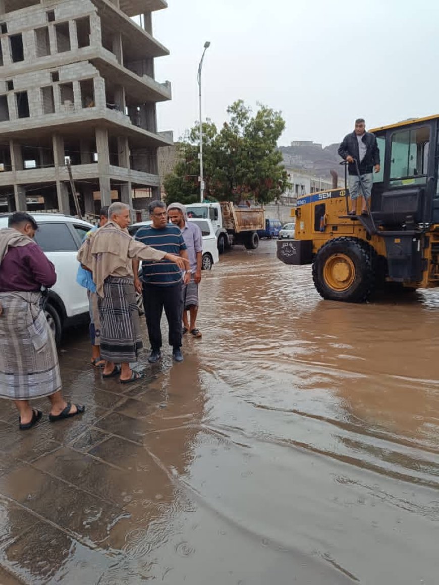 تنفيذا لتوجيهات المحافظ:   الشاذلي وراشد يتابعان   أعمال  رفع المخلفات وفتح الطرقات  وشفط مياه الأمطار 