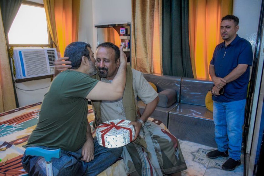 وكيل محافظة عدن لشؤون الشهداء والجرحى يزور عدداً من جرحى الحرب ويؤكد ضرورة إنصافهم وتحسين أوضاعهم