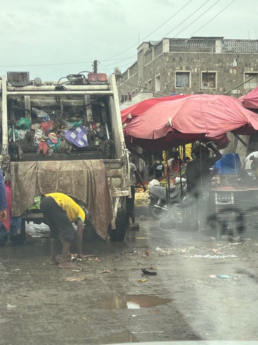 صندوق نظافة لحج يباشر ميدانياً برفع مخلفات الأمطار من شوارع الحوطة وتبن