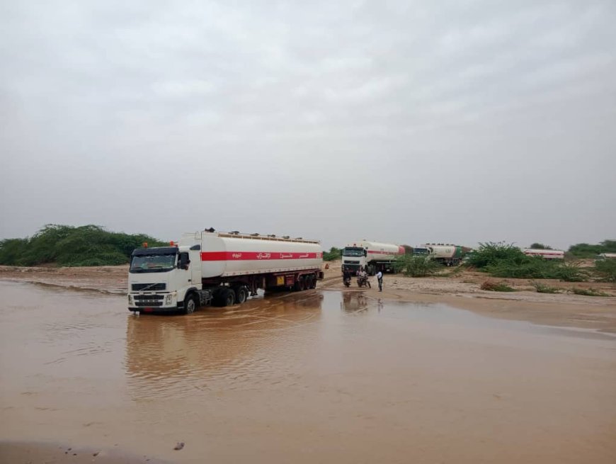 أضرار السيول تغلق الخط الدولي بوادي أحور وتعيق حركة النقل واستغاثة الأهالي بالسلطة في المحافظة