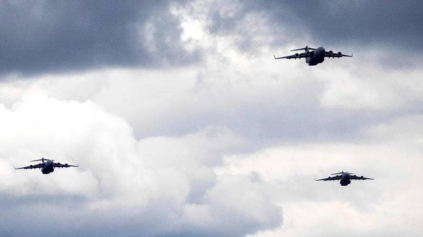 واشنطن وحلفاؤها يطلقون "معركة هرمز": "A-10" و"أباتشي" تستهدف الزوارق والمسيّرات الإيرانية   