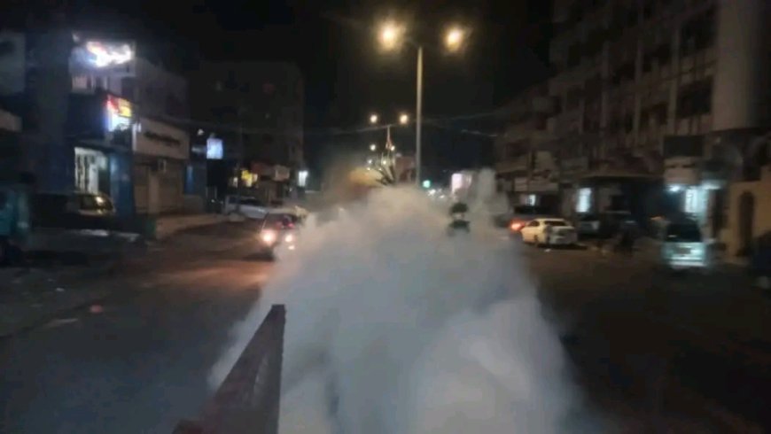 قسم صحة البيئة بمديرية الشيخ عثمان ينفذ حملة رش ضبابي عقب شفط مياه الأمطار