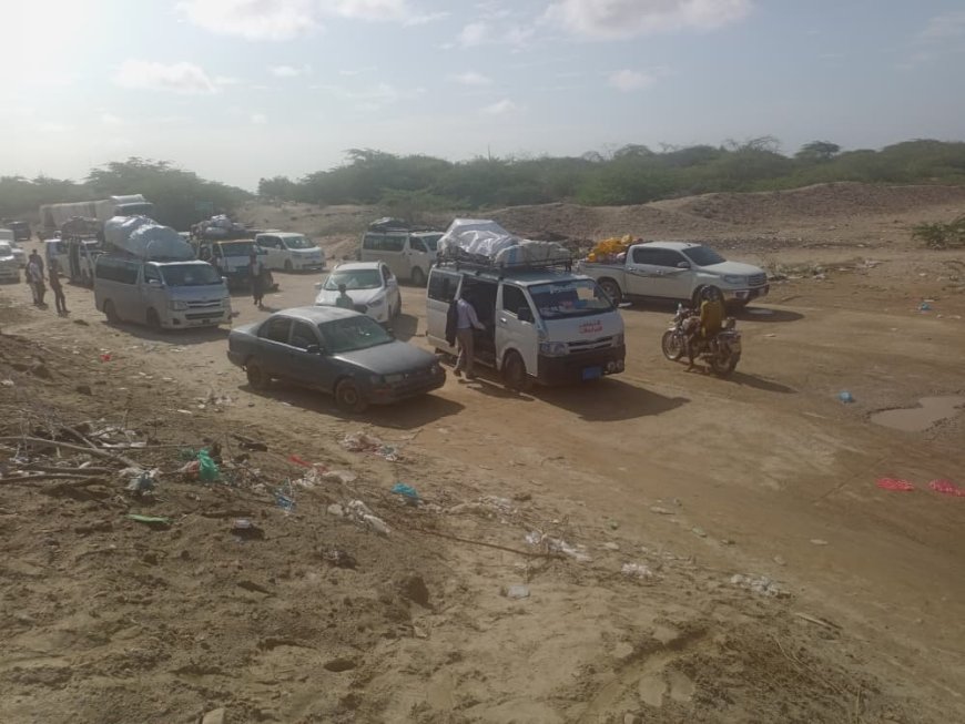 سيول تجتاح وادي أحور وتقطع الخط العام وتوقف حركة مرور المركبات ( صور)