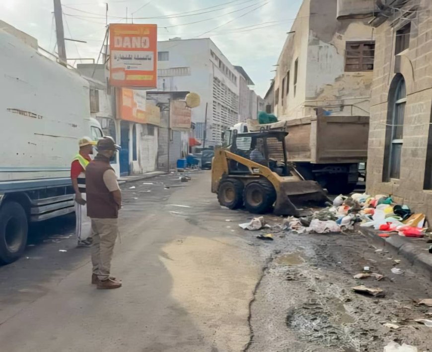 عدن.. مدير عام صيرة يطلع على سير أعمال رفع مخلفات الأمطار في المديرية