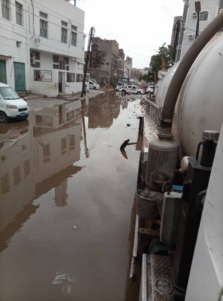مؤسسة مياه عدن تواصل شفط مياه الأمطار وفتح انسدادات شبكات الصرف الصحي في مديريات العاصمة