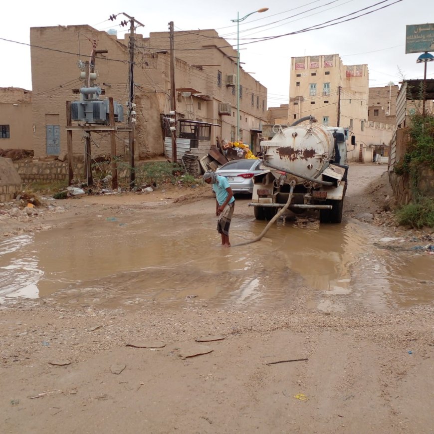 بتوجيهات مدير عام مديرية تريم.. حملة ميدانية لرفع مخلفات السيول وتحسين مستوى النظافة بالمدينة