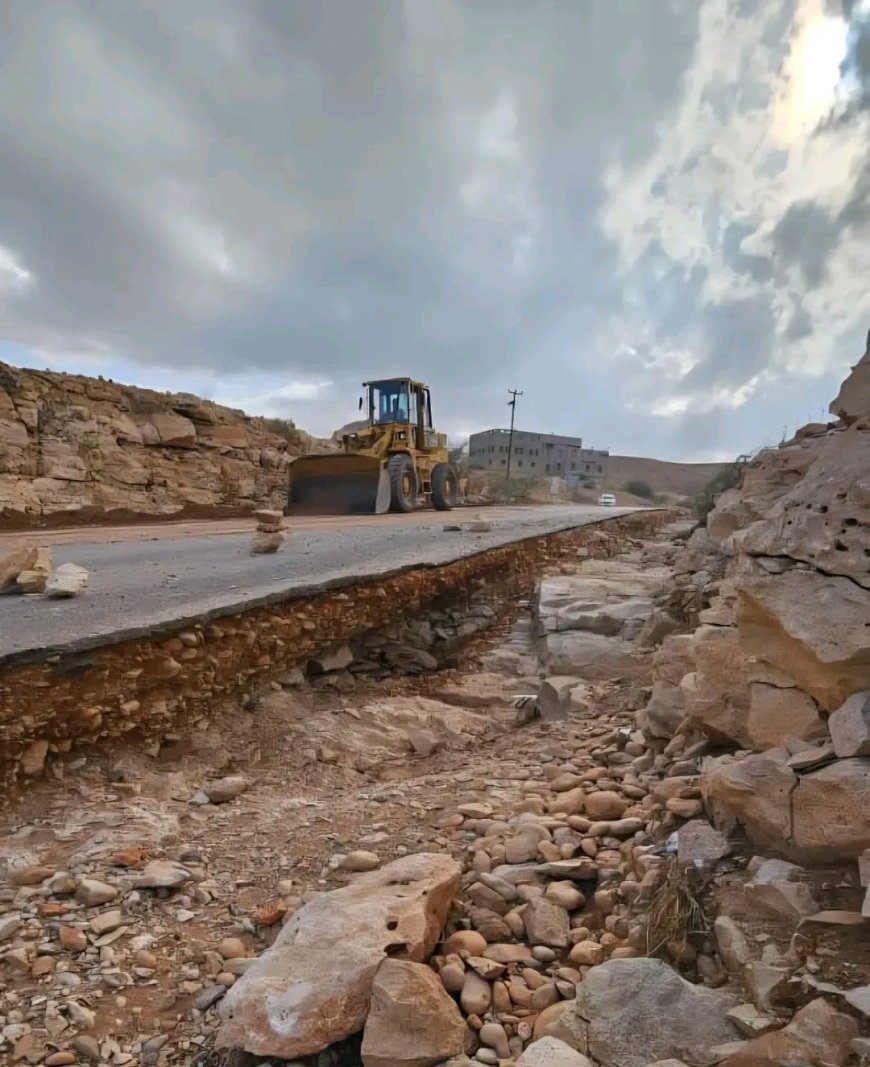 بتوجيهات المحافظ بن الوزير.. تدخل طارئ لإصلاح أضرار السيول في طريق الروضة - ميفعة