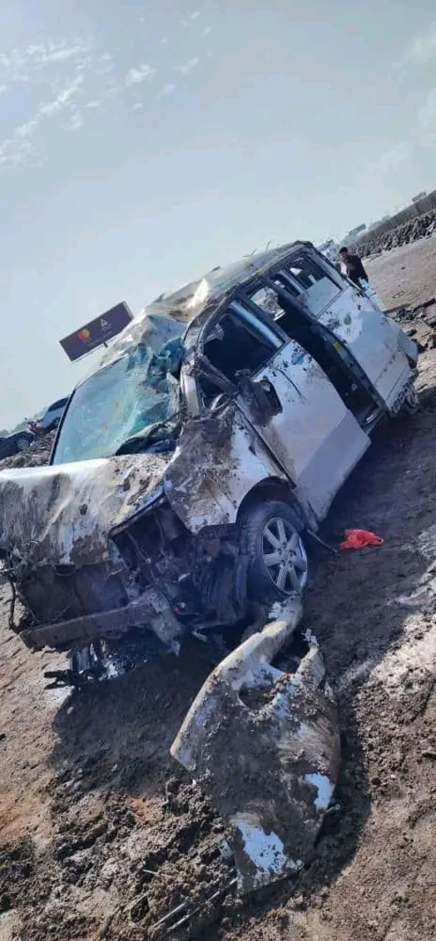 حادث انقلاب باص على خط الجسر بعدن يُصيب السائق ويثير تحذيرات من القيادة أثناء الإرهاق