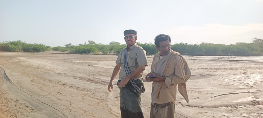 مدير عام أحور يشرف على إعادة فتح الطريق في وادي أحور بعد إزالة مخلفات السيول