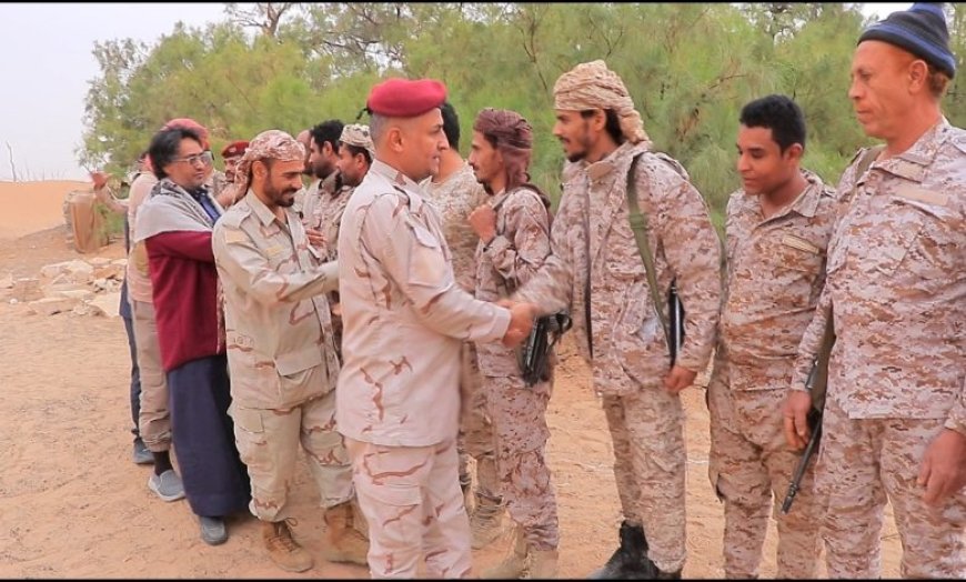 قيادة مجلس الإسناد بأمانة العاصمة تعايد الأبطال في جبهات مأرب 