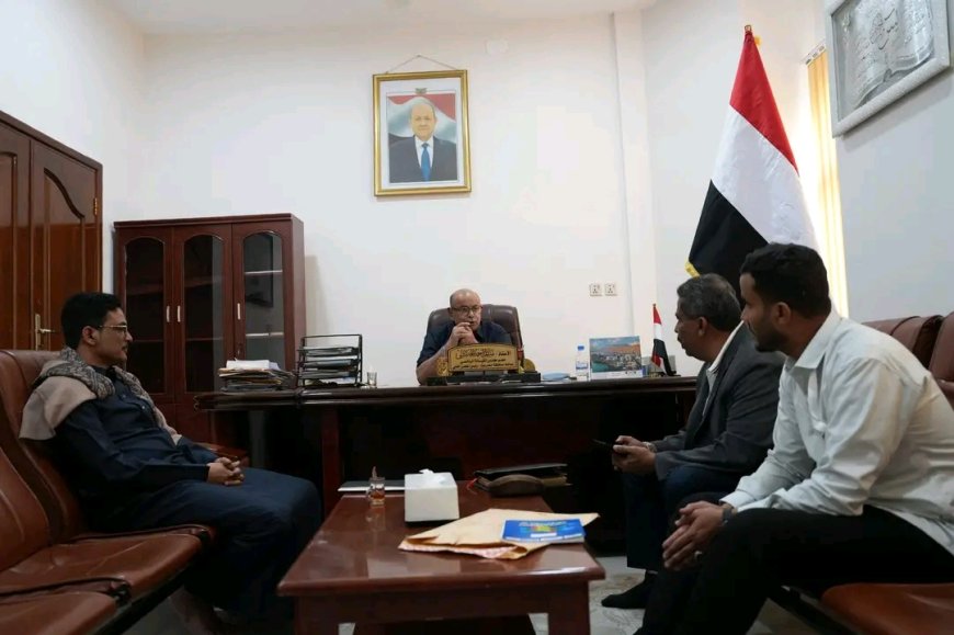 الخنبشي يناقش الوضع التمويني للمشتقات النفطية ويؤكد أولوية تأمين احتياجات الكهرباء والسوق بحضرموت