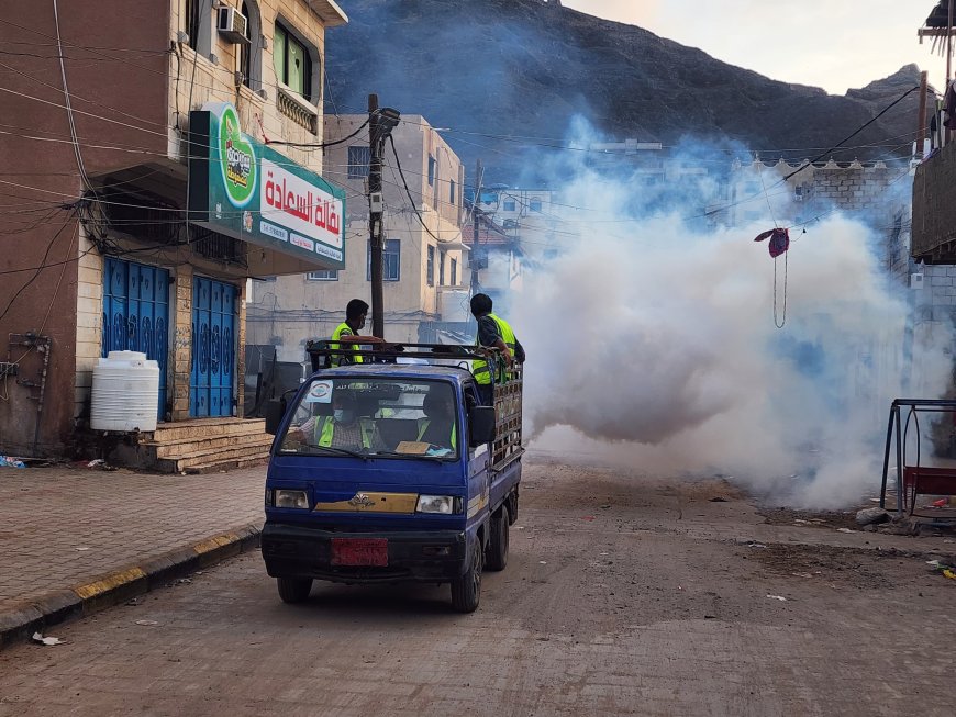 تنفيذا لتوجيهات وزير الدولة محافظ عدن.. صحة البيئة بصيرة يواصل تنفيذ حملة رش ضبابي واسعة عقب الأمطار