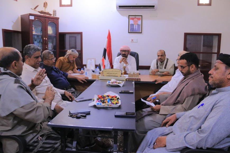 مدير عام شبام يترأس اجتماعًا طارئًا للجنة الطوارئ لمواجهة تداعيات المنخفض الجوي بالمديرية