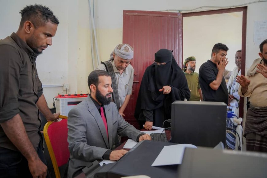 محافظ أبين يتفقد مستوى الانضباط الوظيفي عقب إجازة عيد الفطر المبارك