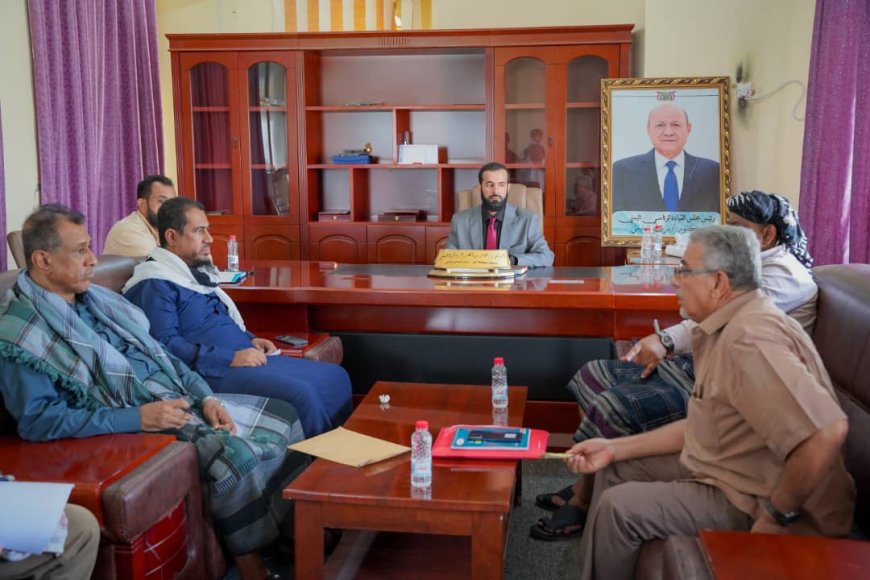 محافظ ابين خلال لقائه لجنة تقييم ومراجعة أعمال المرافق الإيرادية يؤكد لا إيراد إلا بقانون