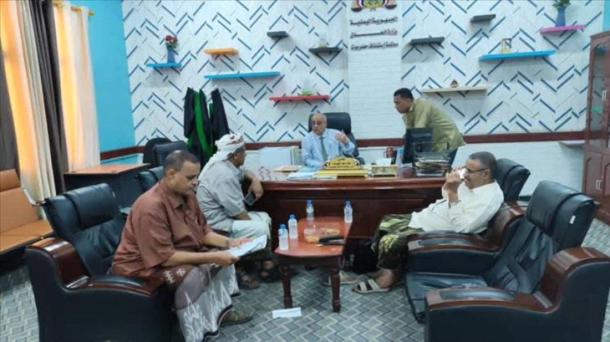 رئيس استئناف حضرموت يتفقد المجمع القضائي بالمكلا ويشيد بالالتزام والانضباط بعد إجازة العيد