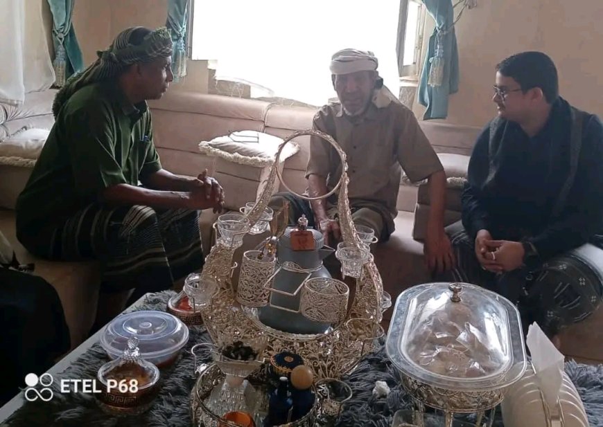 مدير عام الصحة بالمهرة يقوم بزيارة عيدية لمدير الترصد الوبائي السابق ويطمئن على صحته