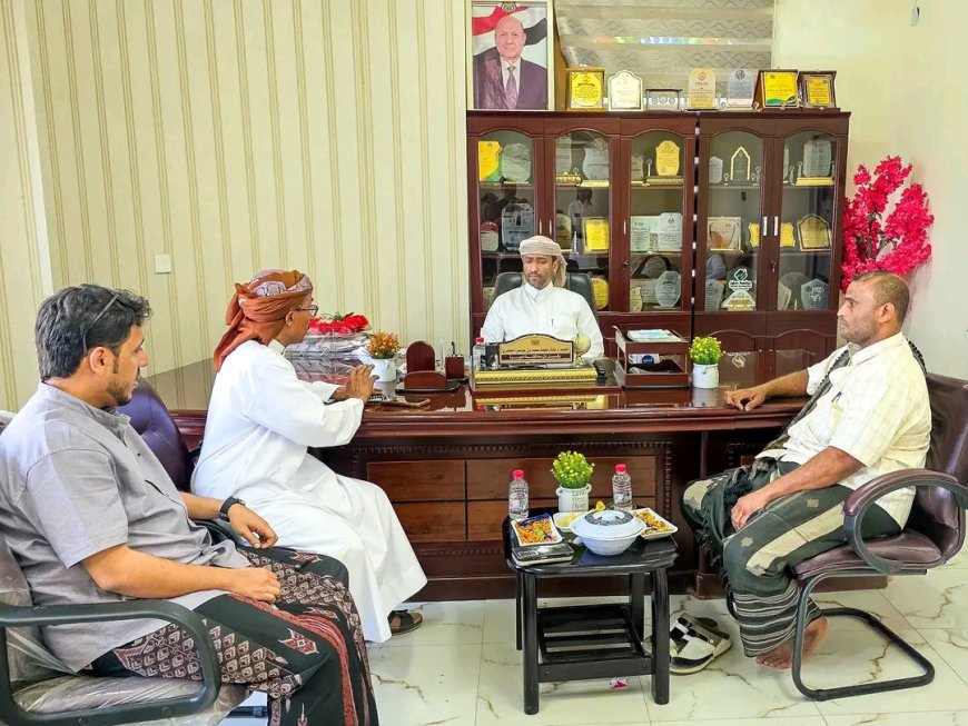 الوكيل الأول بالمهرة يطلع على استعدادات الطرق لمواجهة سيول المنخفض الجوي