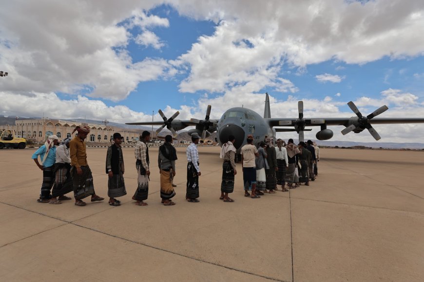 القوات المشتركة تُسيّر رحلة جوية لنقل طلاب كليتي الدفاع الجوي والشرطة من مطار سقطرى الدولي الى مطار سيئون